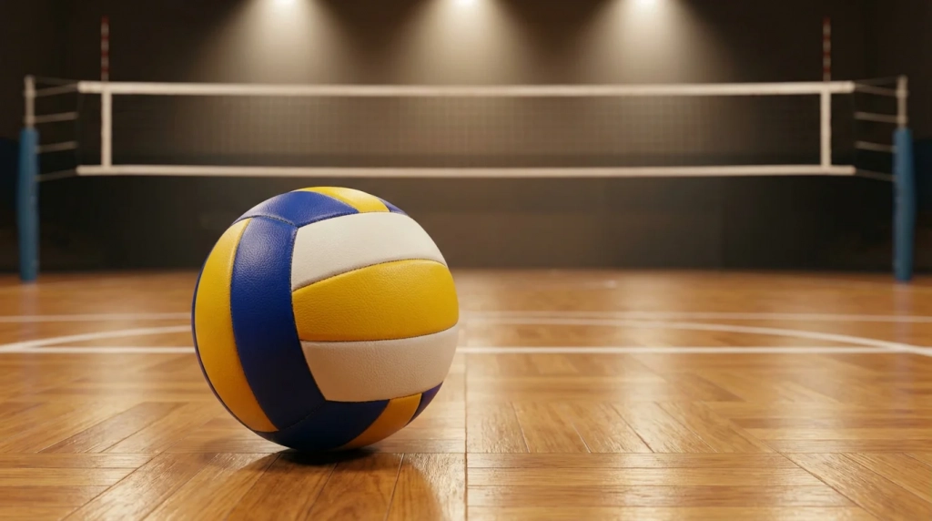 Ballon de volley-ball posé sur un terrain de salle avec un filet en arrière-plan